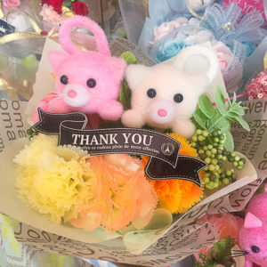 可愛いペア人形つきのプリザーブドフラワーです。恋人の日にぴったり。
